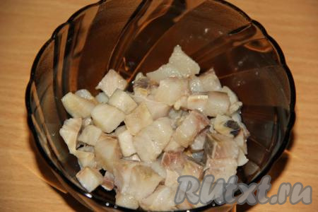 Пока запекается картошка, приготовим соус. Из сельди тщательно удалить все косточки. 200 грамм селёдки мелко нарезать.&nbsp;