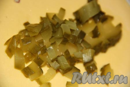 Маринованные огурцы нарезать на мелкие кубики.