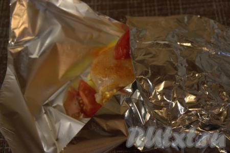 Куриное филе с овощами плотно накрыть фольгой сверху, как бы формируя запечатанный "конверт" из фольги. Отправить запекаться мясо с овощами, завёрнутые в фольгу, в заранее разогретую до 180 градусов духовку на 40-45 минут.