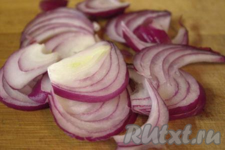 Очистить репчатый лук и нарезать на тонкие полукольца.