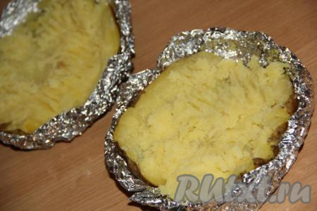 Размять каждую картофелину вилкой и равномерно распределить по тарелочке из фольги (как на фото).