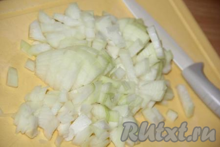 Пока запекается картофель, нужно очистить и мелко нарезать лук.