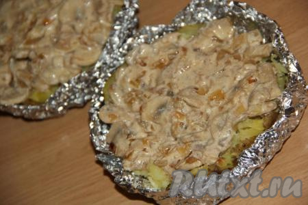 Разложить грибной жульен по картофельным тарелочкам.