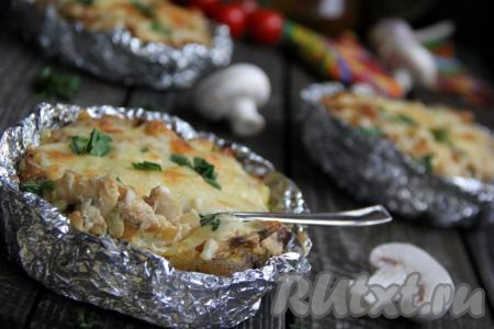 Вкусный, аппетитный, сочный жульен&nbsp;в картошке с грибами и сыром&nbsp;подать в горячем виде, можно прямо в тарелочке из фольги.