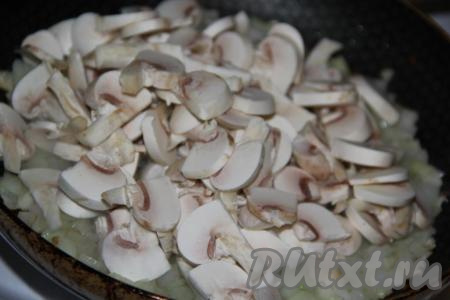 Добавить нарезанные шампиньоны в сковороду с луком.