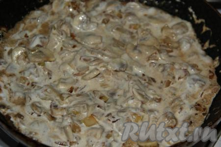 Убавить огонь, перемешать и потомить жульен с грибами в течение 5 минут, затем снять с огня. Дать грибному жульену остыть.