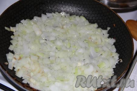 В сковороду выложить лук, влить&nbsp; немного растительного масла. Поставить на огонь и обжарить лук минуты 3-4 на среднем огне, помешивая время от времени.