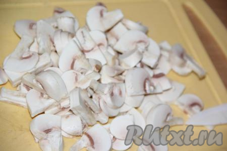 Шампиньоны промыть водой и нарезать на тонкие пластинки.