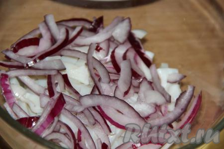 Очистить, а затем нарезать лук полукольцами.