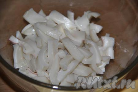 Нарезать кальмаров на полоски.