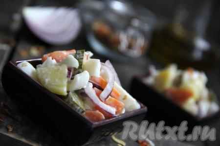 Салат с кальмарами, картофелем и солёными огурцами подать к столу. Нежное мясо кальмара отлично сочетается с овощами, получается очень вкусный и сытный салатик!