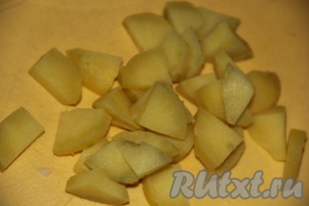 Картофель и морковь предварительно сварить, не очищая от кожуры, затем остудить и очистить. Нарезать картошины на кубики среднего размера.