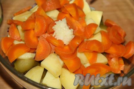 Морковь нарезать полукружочками. Чеснок очистить и пропустить через пресс. Соединить нарезанные кальмары, картофель, огурцы, морковь, лук, добавить чеснок.