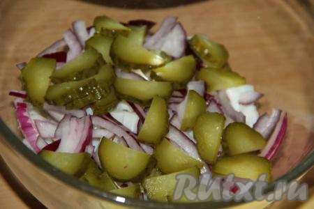 Солёные огурчики нарезать полукружочками (или кружочками).