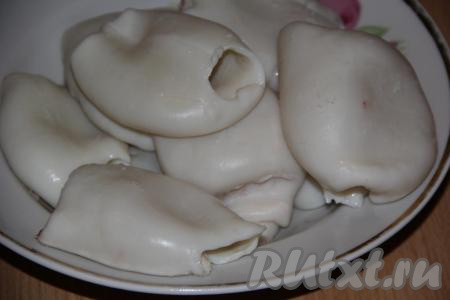 В результате такого способа приготовления кальмары получаются нежнейшими, затем их нужно остудить.