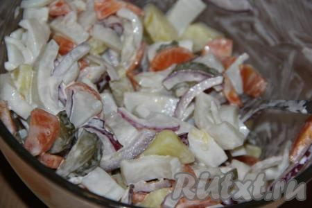 Посолить салат по вкусу и заправить майонезом.