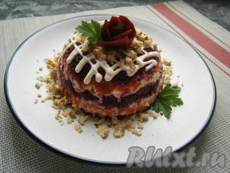 Дать салату с морковью, свеклой и сыром настояться в прохладном месте минут 15-20. Осталось салатик только украсить оставшимися грецкими орехами, розочкой из свеклы и зеленью.