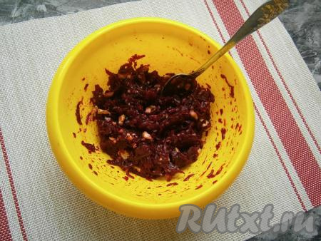 Свеклу чуть посолить и перемешать.