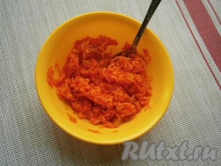 Морковь с курагой (или изюмом), поперчить немного и перемешать.