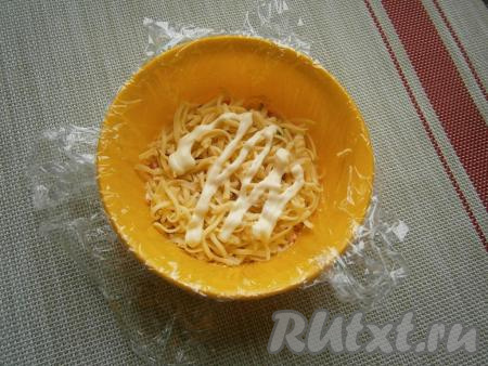 Далее выложить половину сыра с чесноком, нанести майонез.