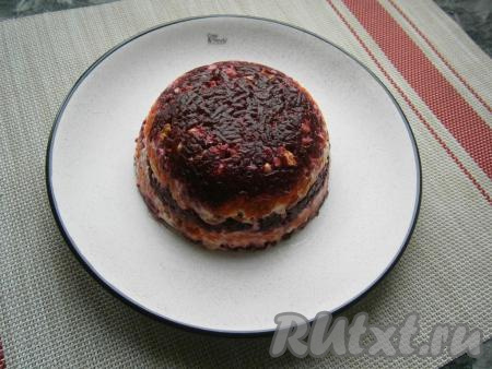 Салат перевернуть аккуратно на плоскую тарелку, убрать салатник и снять плёнку.