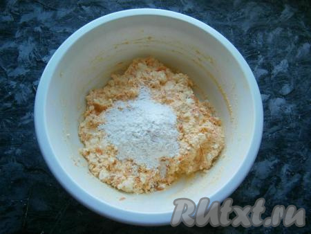 Далее&nbsp;всыпать 3 столовые ложки&nbsp;муки.