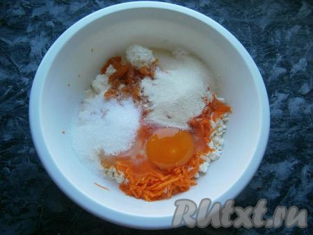 Всыпать сахар, соль и манную крупу.