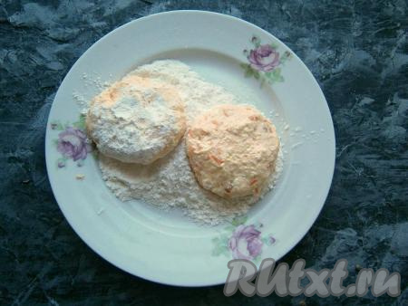 Тщательно перемешать и влажными руками сформировать средней величины лепёшки (заготовки сырников). На отдельную тарелку насыпать 3 столовые ложки муки, обвалять лепёшки со всех сторон в муке.