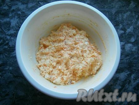 Тесто для сырников перемешать и оставить на 15 минут, чтобы манка успела набухнуть.