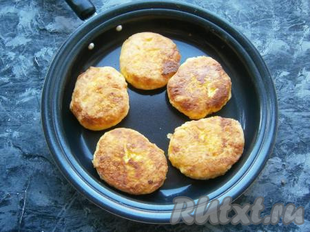 Жарить творожно-тыквенные сырники на&nbsp;разогретой с растительным маслом сковороде до румяности с двух сторон на среднем огне.