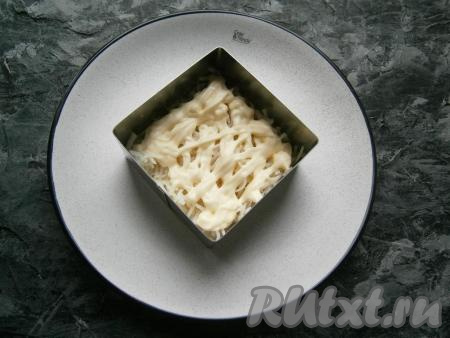 Морковь и картофель отварить заранее, не очищая от кожуры (обычно эти овощи варятся 20-25 минут с момента закипания воды), затем остудить и очистить. Яйцо отварить в течение минут 10 с начала кипения воды, остудить и очистить. Я готовила салат "Мимоза" порционно, выкладывая на тарелку слои с помощью кулинарной квадратной формочки. Первым слоем выложить картошку, натёртую на мелкой терке, немного посолить, а затем смазать майонезом.