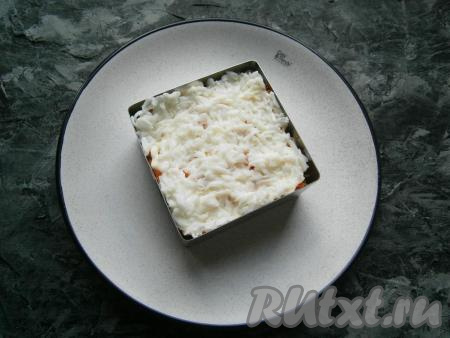 Варёное яйцо разделить на белок и желток. На морковь выложить слой натёртого на средней тёрке белка, смазать майонезом.