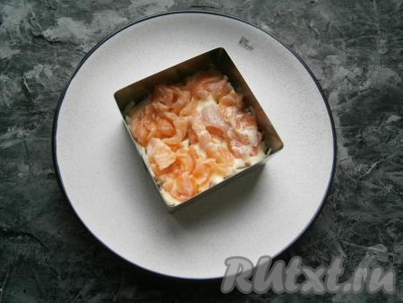 Вторым слоем разложить кусочки филе красной рыбки (кусочек оставить для украшения).