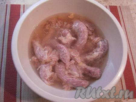 Шейки куриные хорошо вымыть, замочить в воде на 30 минут.