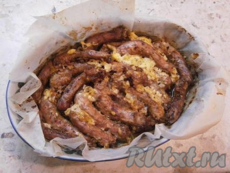 Запекать куриные шейки в разогретой до 180 градусов духовке 30 минут, после чего температуру увеличить до 200-220 градусов и запекать их ещё минут 15-20.