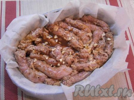 Шейки хорошенько перемешать и оставить мариноваться на 1 час. Затем&nbsp;в подходящую форму для запекания, застеленную пергаментом, выложить куриные шеи в один слой и вылить соевый соус, в котором они мариновались.