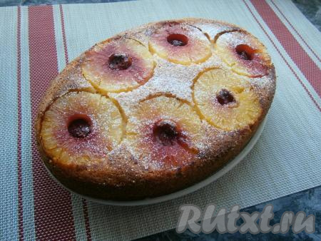 Остывший пирог посыпать немного сахарной пудрой.