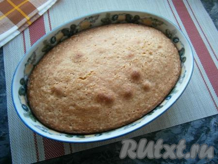 Пирог&nbsp;с консервированными ананасами выпекать в разогретой до 200 градусов духовке 10 минут, далее температуру уменьшить до 180 градусов и печь пирог ещё около 30-35 минут.