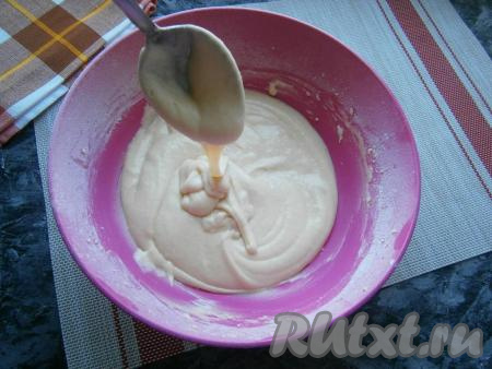 Замесить на низкой скорости миксера тесто, похожее на средней густоты сметану. Тесто должно медленно стекать с ложки.