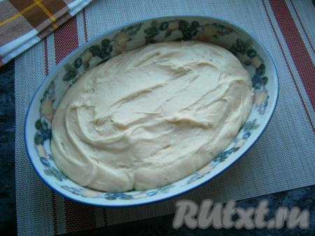 Залить кольца ананасов&nbsp;подготовленным тестом, разровнять поверхность.