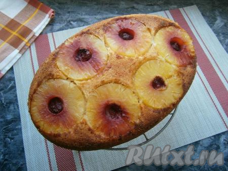 Готовый пирог перевернуть на решетку и остудить.