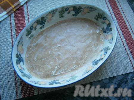 Дно формы (у меня овальная форма размером 27х18 см) застелить пергаментом. Бока и дно формы смазать сливочным маслом.