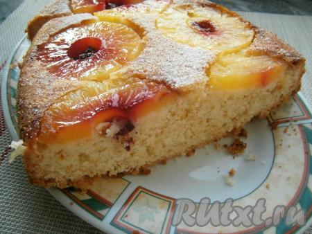 А вот как этот  пирог-перевёртыш с консервированными ананасами выглядит в разрезе.