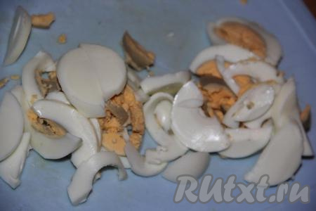 2 яйца предварительно сварить (варить минут 10 с момента закипания воды), остудить, а затем очистить и крупно нарезать.