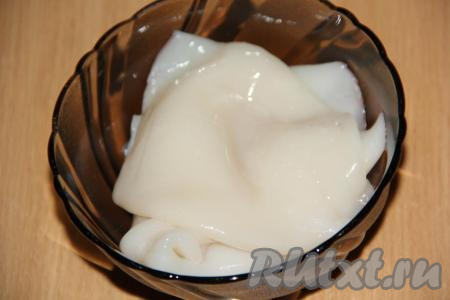 Разморозить тушки кальмара при комнатной температуре, затем очистить, удаляя тёмную плёнку и хорду. Я купила уже очищенных кальмаров.&nbsp;