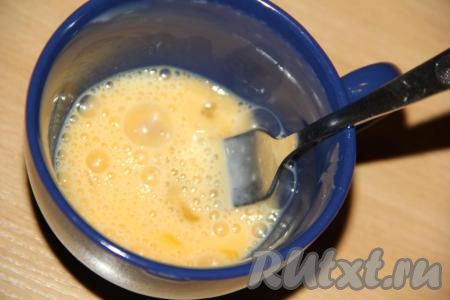 Одно яйцо вбить в миску, немного посолить, взбить слегка вилкой.