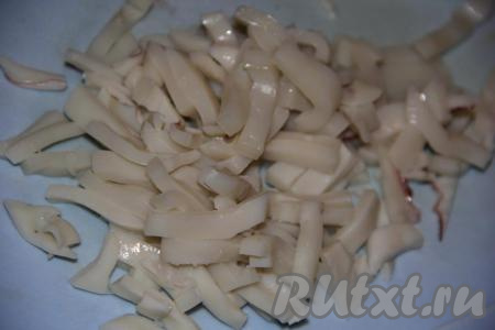 Кальмары нарезать на полоски.