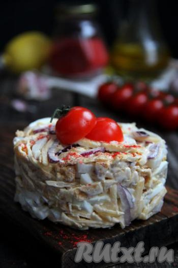 Салат с кальмарами и яичными блинчиками получился вкусным, нежным и сытным. Такое блюдо прекрасно разнообразит повседневное меню. Этот салат будет прекрасно смотреться и на праздничном столе, радуя и вас, и ваших гостей отличным вкусом, попробуйте!