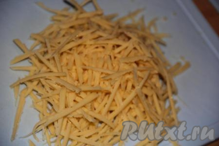 Натереть сыр на крупной тёрке.