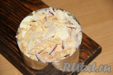 Тщательно перемешать салат, можно подать его в одном салатнике. Я же решила подать салат порционно, поэтому выложила его в кулинарное кольцо и слегка утрамбовала.